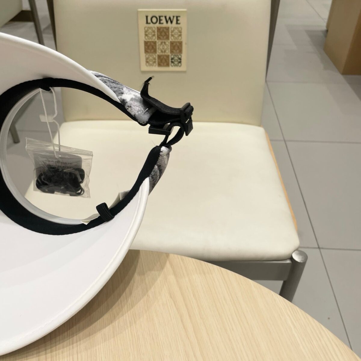 VISOR HAT MODEL 652204 IN GREY AND WHITE FABRIC - 图片 5