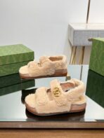 DAD SANDALS IN TAN BEIGE FLEECE WITH GOLD HARDWARE - 图片 5