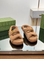 DAD SANDALS IN CIDER BROWN FLEECE WITH GOLD HARDWARE - 图片 7