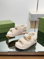 DAD SANDALS IN WHITE FLEECE WITH GOLD HARDWARE - 图片 2