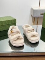 DAD SANDALS IN WHITE FLEECE WITH GOLD HARDWARE - 图片 7