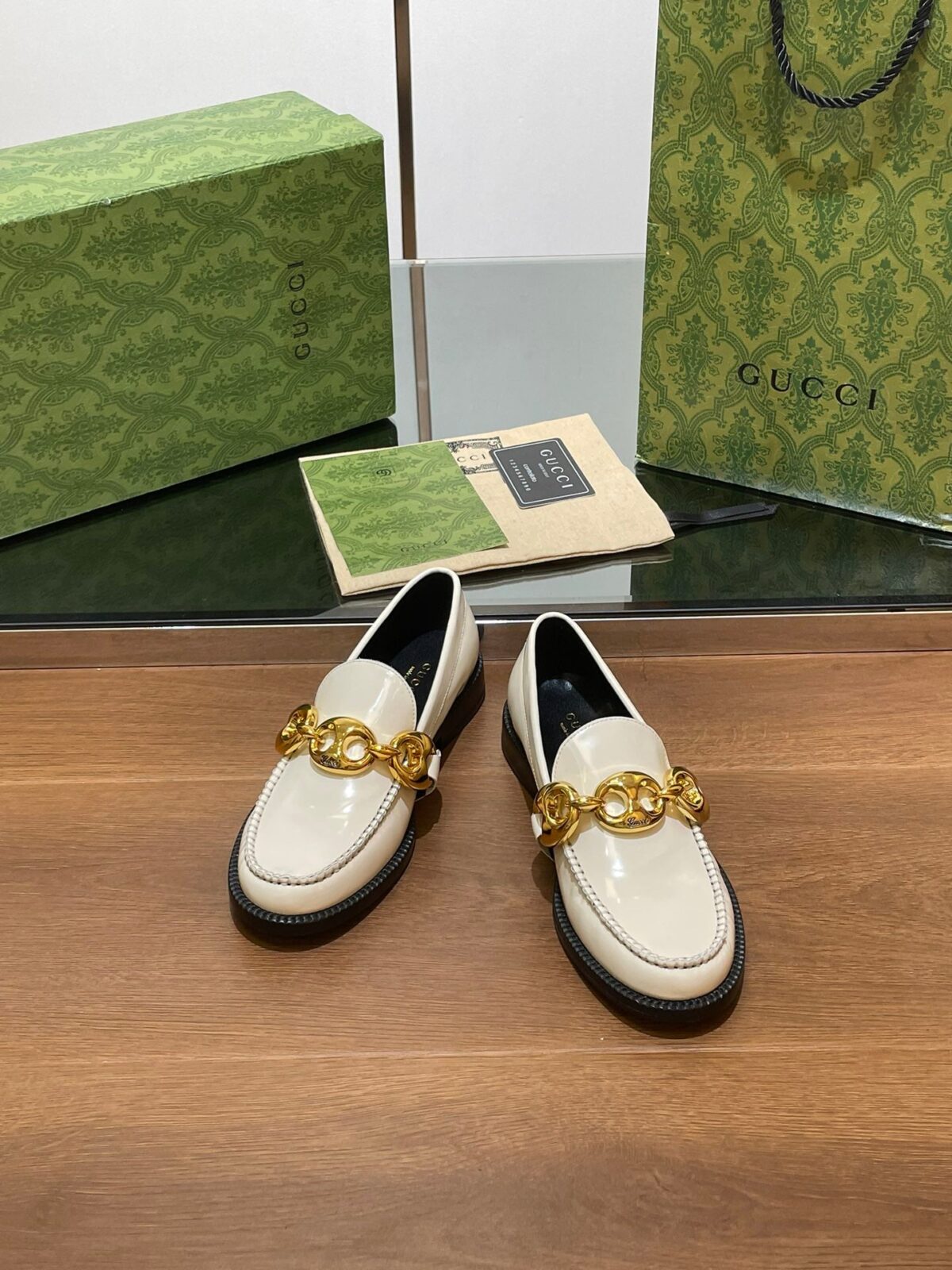 GG LOAFER SHOES IN WHITE CALFSKIN WITH GOLD HARDWARE - 图片 3