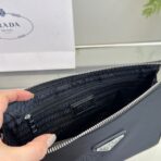 CLUTCH 25 IN BLACK RE-NYLON TRIANGLE LOGO - 图片 2