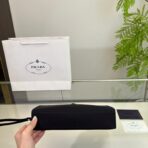 CLUTCH 25 IN BLACK RE-NYLON TRIANGLE LOGO - 图片 4