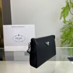 CLUTCH 25 IN BLACK RE-NYLON TRIANGLE LOGO - 图片 5