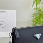 CLUTCH 25 IN BLACK RE-NYLON TRIANGLE LOGO - 图片 7