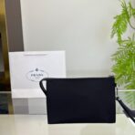 CLUTCH 25 IN BLACK RE-NYLON TRIANGLE LOGO - 图片 9
