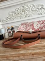 HERBAG ZIP 31 RETOURNE PEGASE POP BAG IN OFF-WHITE MIX RED CANVAS AND HUNTER COWHIDE - 图片 5