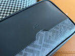 CLUTCH 22 WITH FF MOTIF IN DARK GRAY TEXTURED FABRIC AND BLACK LAMBSKIN TRIM - 图片 3