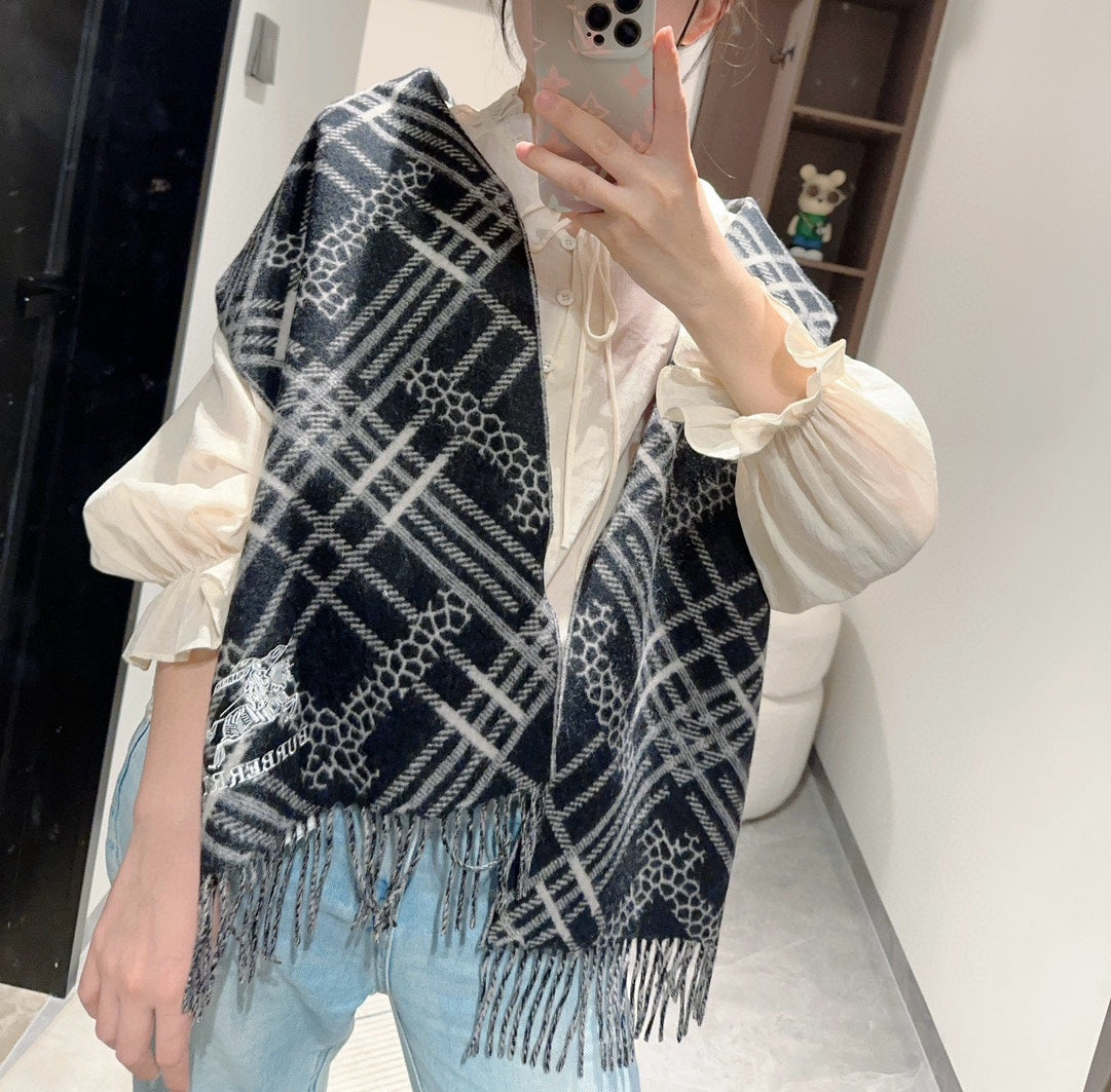 img_a90749a6_20241009_i1728487395_7130_7_jpg_1bd87917-a064-48a6-b28c-08e25ff10afb.jpg CLASSIC CHECK SCARF 168 CM IN BLACK CASHMERE 396320 - 图片 1