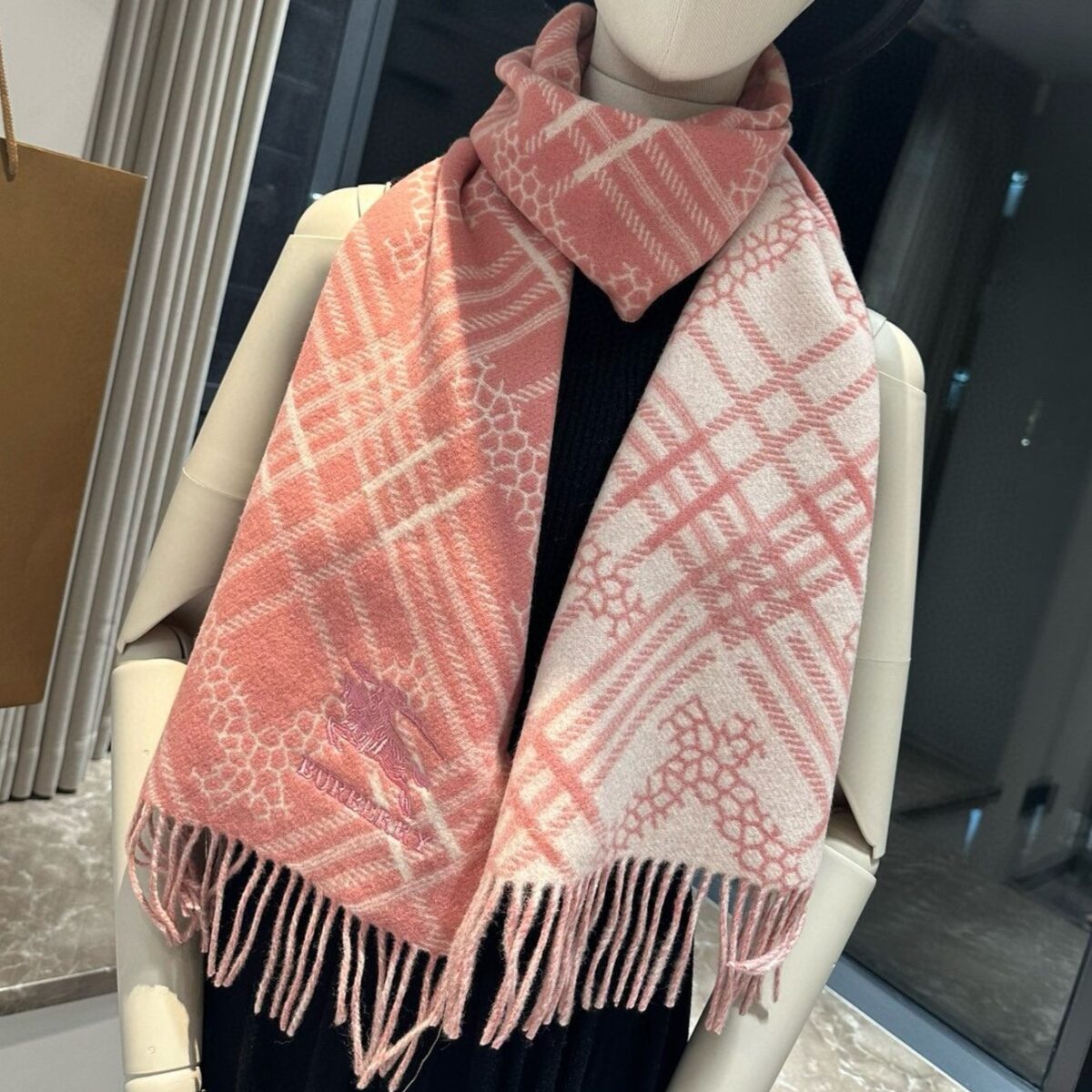 CLASSIC CHECK SCARF 168 CM IN ROSE PINK CASHMERE 396321 - 图片 1