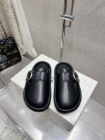 McQueen 25SS early spring new style platform thick-soled Birkenstock clogs and slip-on mules.