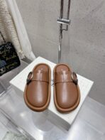 McQueen 25SS early spring new style platform thick-soled Birkenstock clogs and slip-on mules.